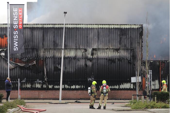 Enorme rookwolken bij grote brand in bedrijfspand