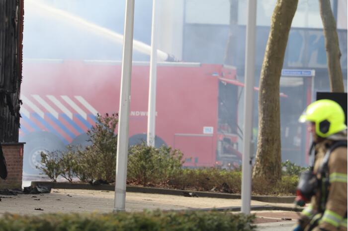 Enorme rookwolken bij grote brand in bedrijfspand