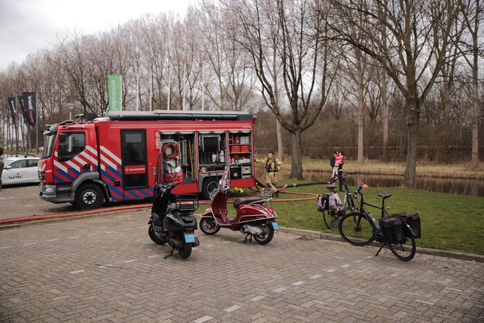 Enorme rookwolken bij grote brand in bedrijfspand