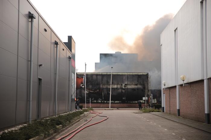 Enorme rookwolken bij grote brand in bedrijfspand