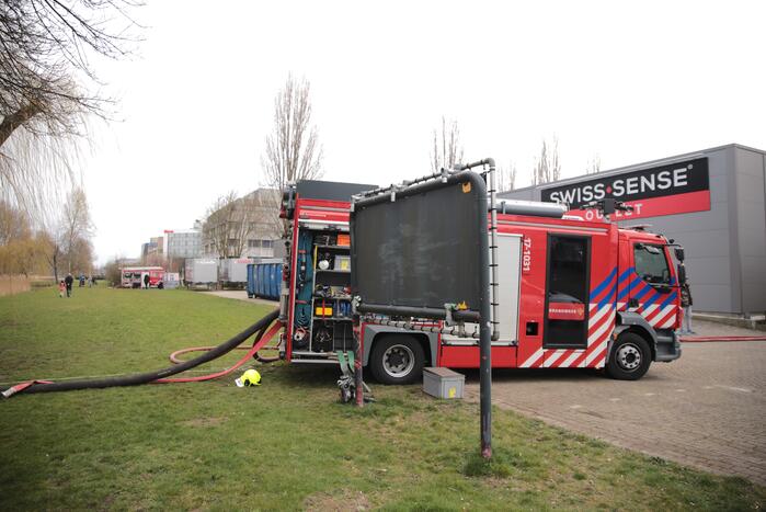 Enorme rookwolken bij grote brand in bedrijfspand