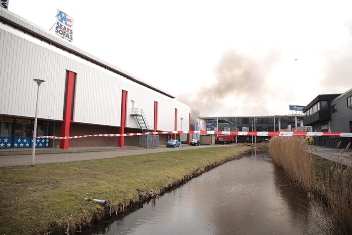 Enorme rookwolken bij grote brand in bedrijfspand