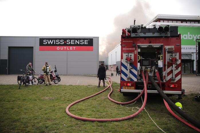 Enorme rookwolken bij grote brand in bedrijfspand