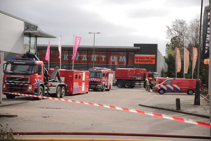 Enorme rookwolken bij grote brand in bedrijfspand