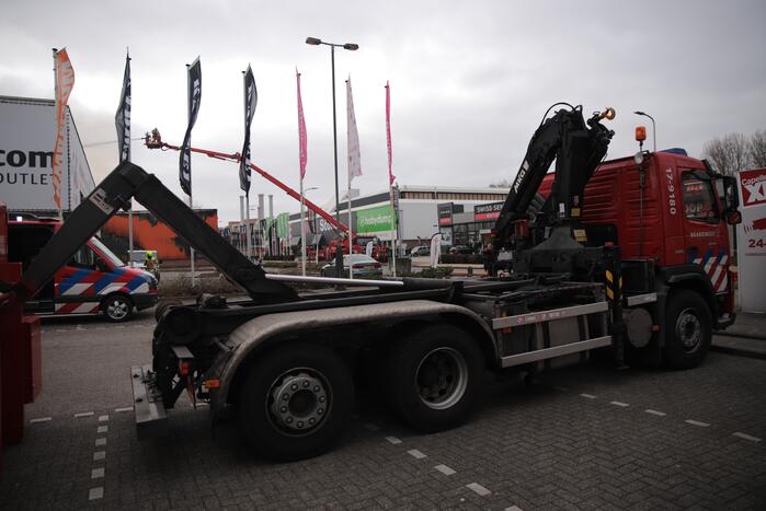 Enorme rookwolken bij grote brand in bedrijfspand