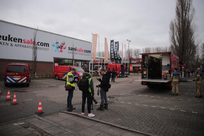 Enorme rookwolken bij grote brand in bedrijfspand