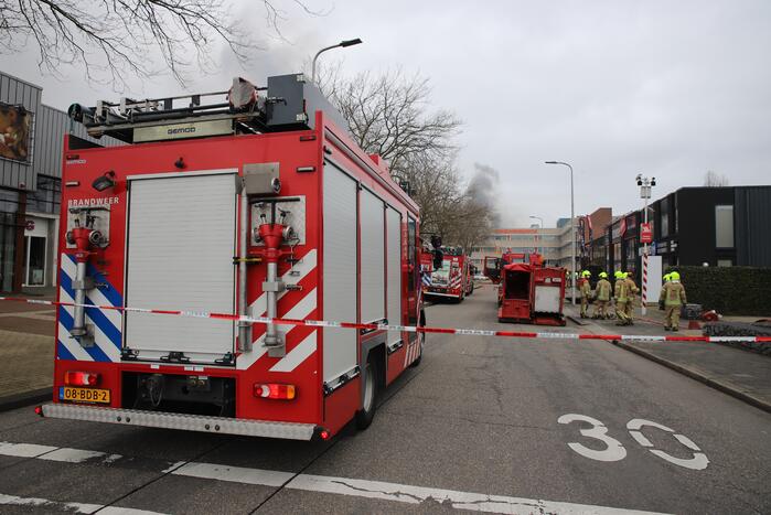 Enorme rookwolken bij grote brand in bedrijfspand