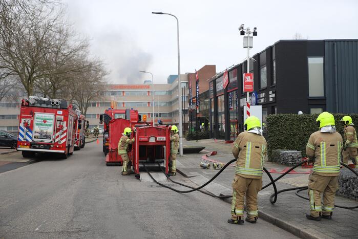 Enorme rookwolken bij grote brand in bedrijfspand
