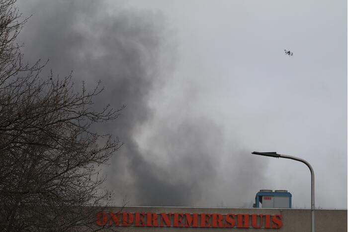 Enorme rookwolken bij grote brand in bedrijfspand