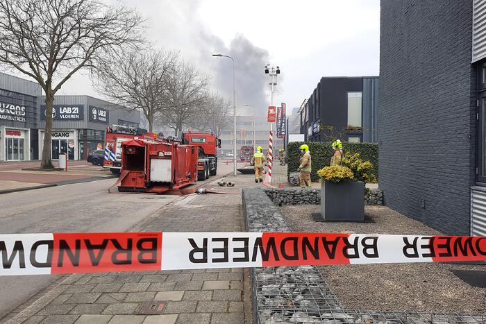 Enorme rookwolken bij grote brand in bedrijfspand