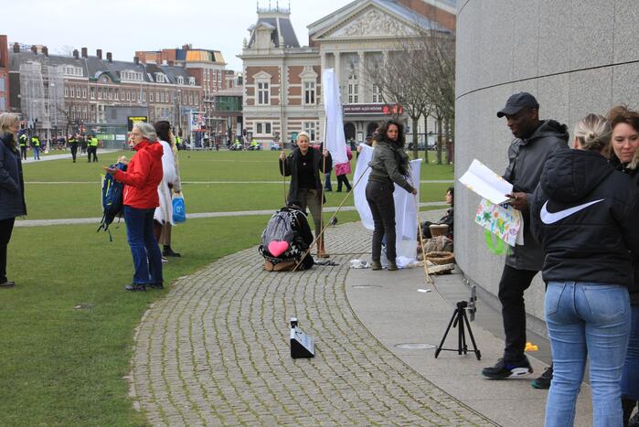 Opnieuw verzamelen demonstranten zich op het Museumplein