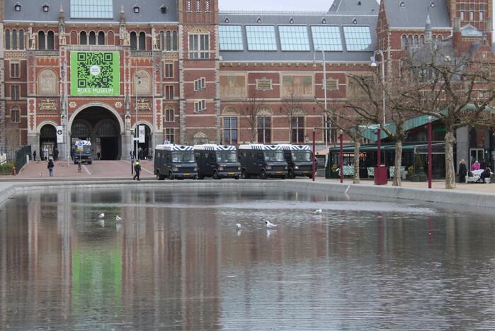 Opnieuw verzamelen demonstranten zich op het Museumplein