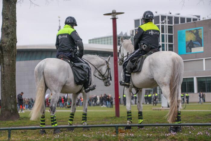 Opnieuw verzamelen demonstranten zich op het Museumplein