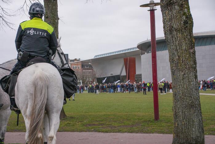 Opnieuw verzamelen demonstranten zich op het Museumplein