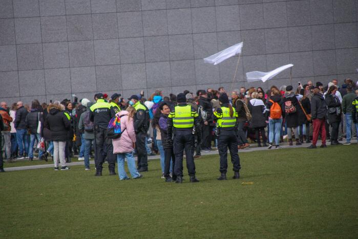 Opnieuw verzamelen demonstranten zich op het Museumplein