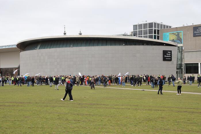 Opnieuw verzamelen demonstranten zich op het Museumplein