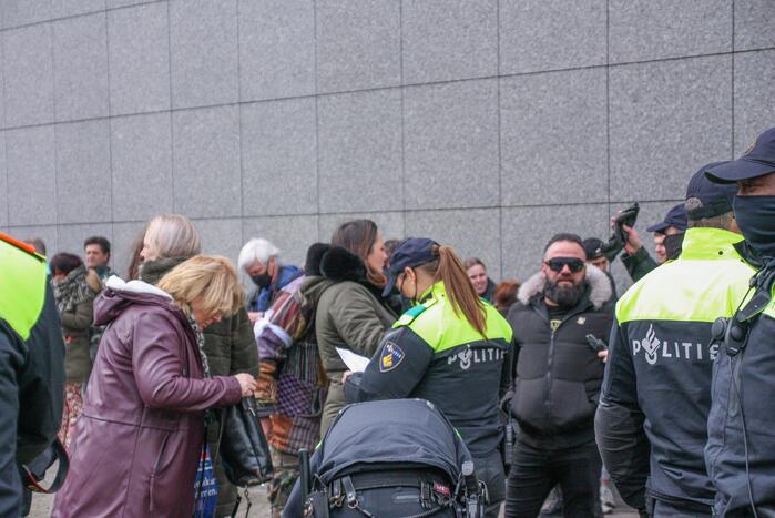 Opnieuw verzamelen demonstranten zich op het Museumplein