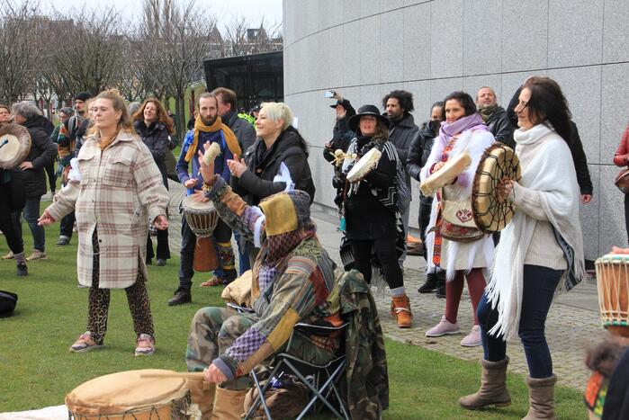 Opnieuw verzamelen demonstranten zich op het Museumplein