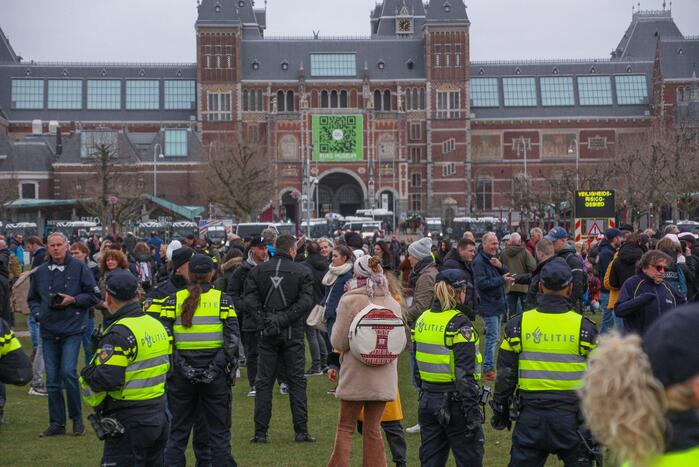 Opnieuw verzamelen demonstranten zich op het Museumplein