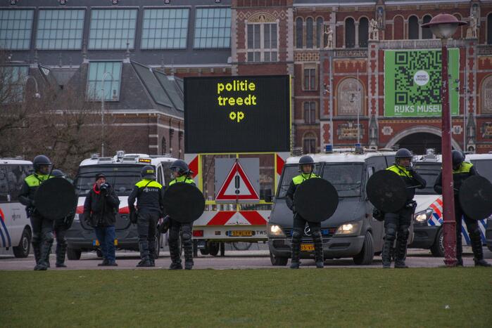 Opnieuw verzamelen demonstranten zich op het Museumplein