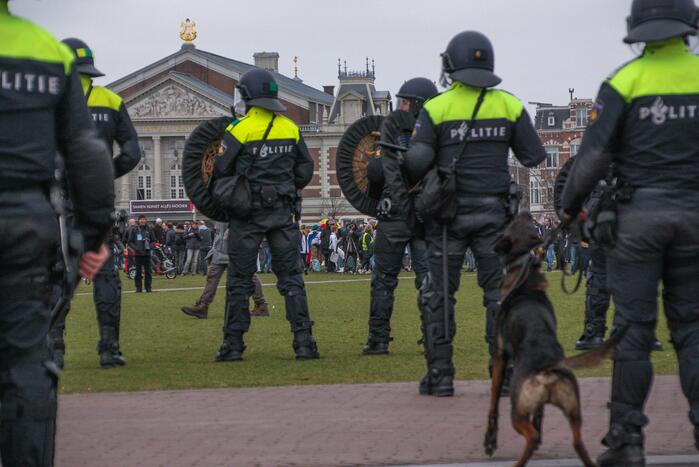 Opnieuw verzamelen demonstranten zich op het Museumplein