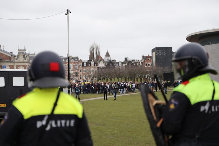 Opnieuw verzamelen demonstranten zich op het Museumplein