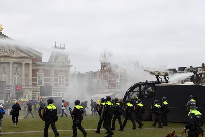 Opnieuw verzamelen demonstranten zich op het Museumplein