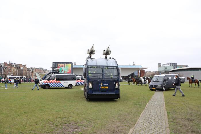 Opnieuw verzamelen demonstranten zich op het Museumplein