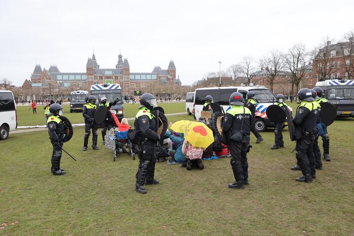 Opnieuw verzamelen demonstranten zich op het Museumplein