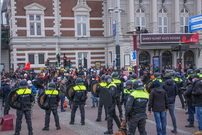 Opnieuw verzamelen demonstranten zich op het Museumplein