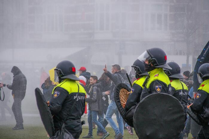 Opnieuw verzamelen demonstranten zich op het Museumplein