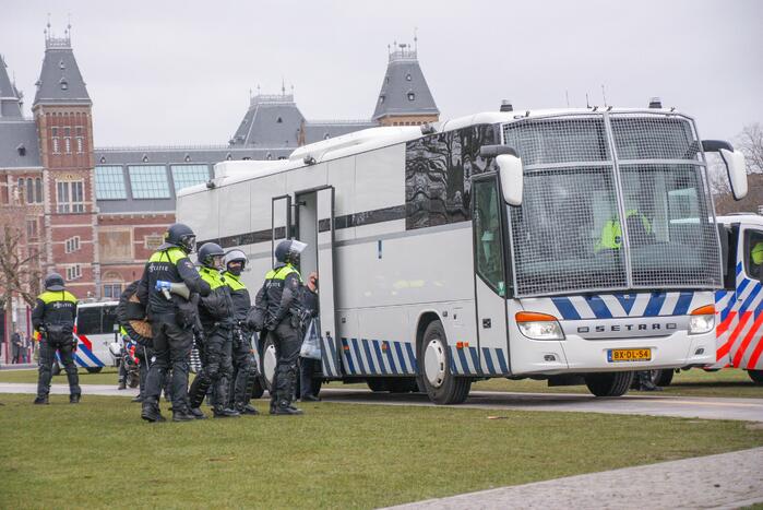 Opnieuw verzamelen demonstranten zich op het Museumplein