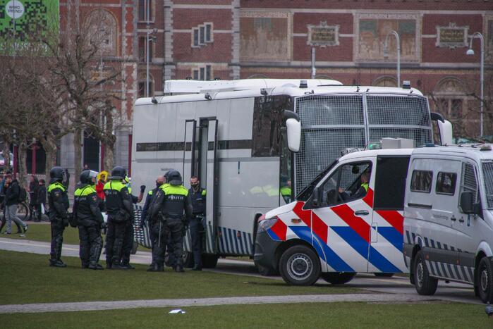 Opnieuw verzamelen demonstranten zich op het Museumplein