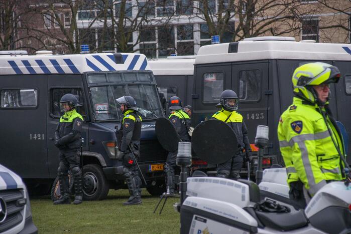 Opnieuw verzamelen demonstranten zich op het Museumplein