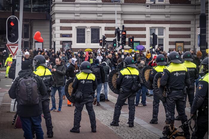 Opnieuw verzamelen demonstranten zich op het Museumplein