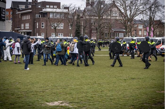 Opnieuw verzamelen demonstranten zich op het Museumplein