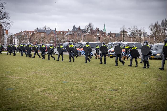 Opnieuw verzamelen demonstranten zich op het Museumplein