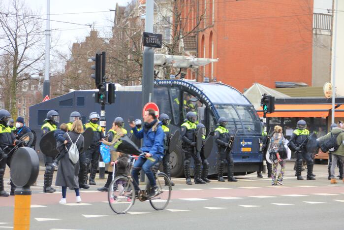 Opnieuw verzamelen demonstranten zich op het Museumplein