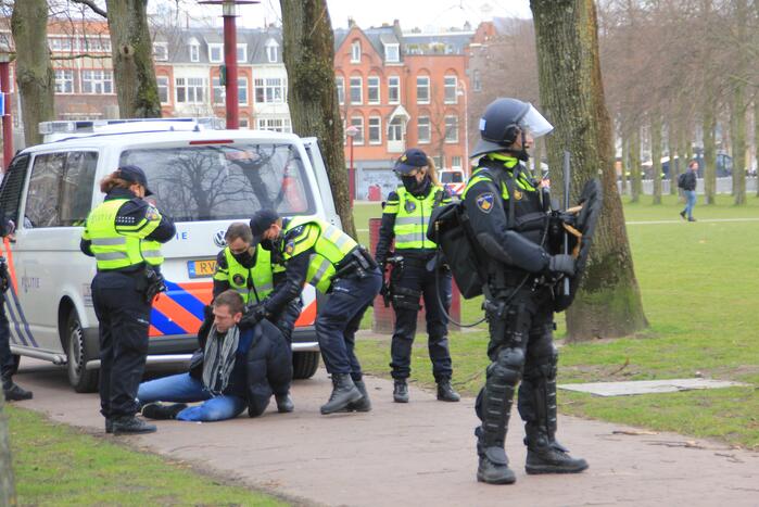 Opnieuw verzamelen demonstranten zich op het Museumplein