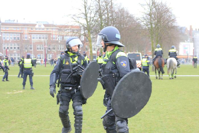 Opnieuw verzamelen demonstranten zich op het Museumplein