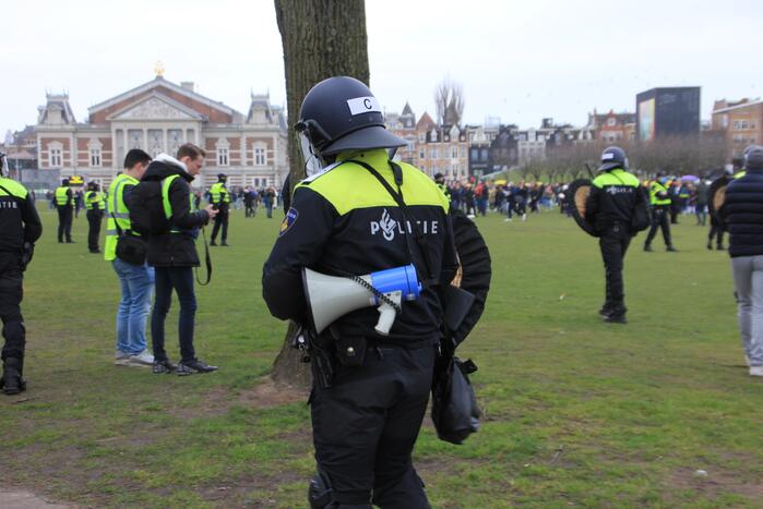Opnieuw verzamelen demonstranten zich op het Museumplein