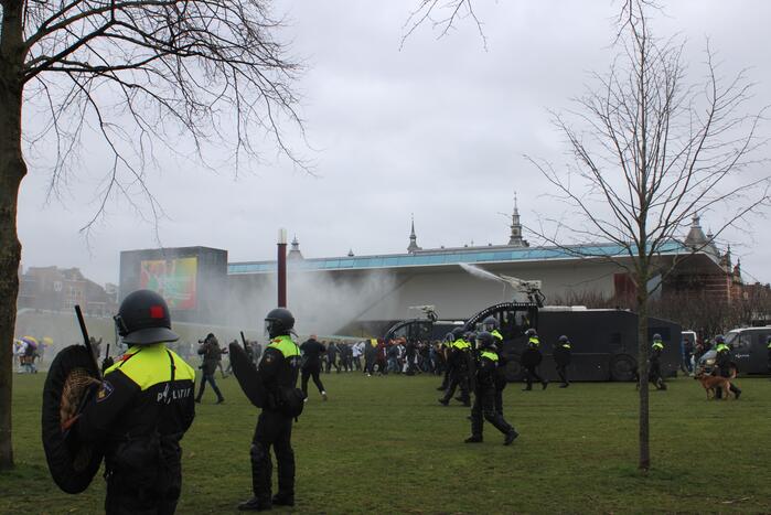 Opnieuw verzamelen demonstranten zich op het Museumplein
