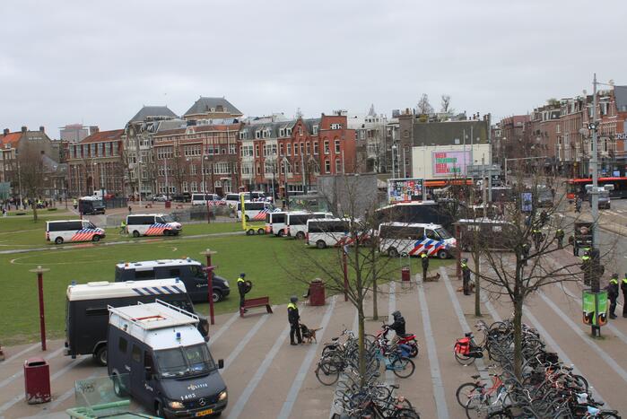 Opnieuw verzamelen demonstranten zich op het Museumplein