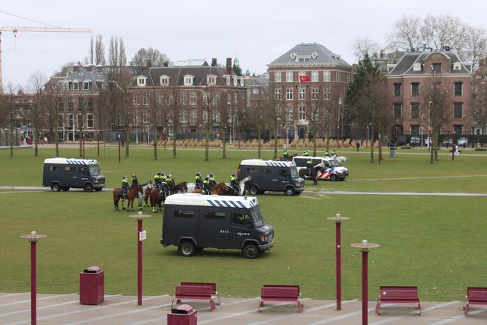 Opnieuw verzamelen demonstranten zich op het Museumplein