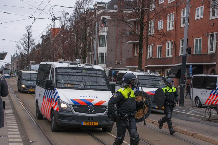 Opnieuw verzamelen demonstranten zich op het Museumplein