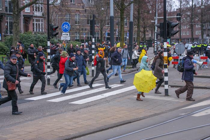 Opnieuw verzamelen demonstranten zich op het Museumplein