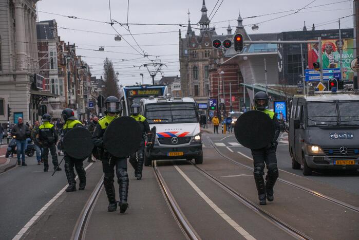 Opnieuw verzamelen demonstranten zich op het Museumplein