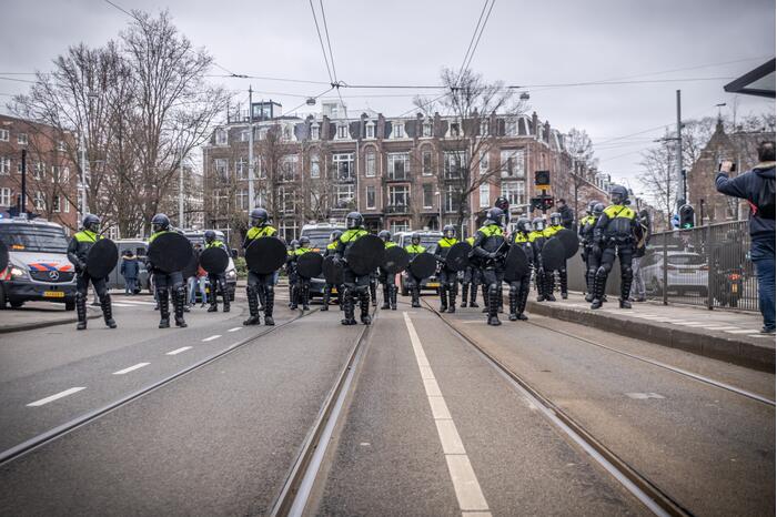 Opnieuw verzamelen demonstranten zich op het Museumplein