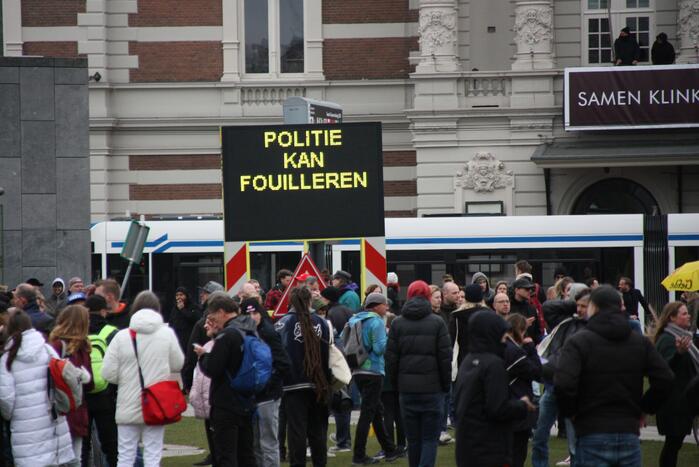 Opnieuw verzamelen demonstranten zich op het Museumplein