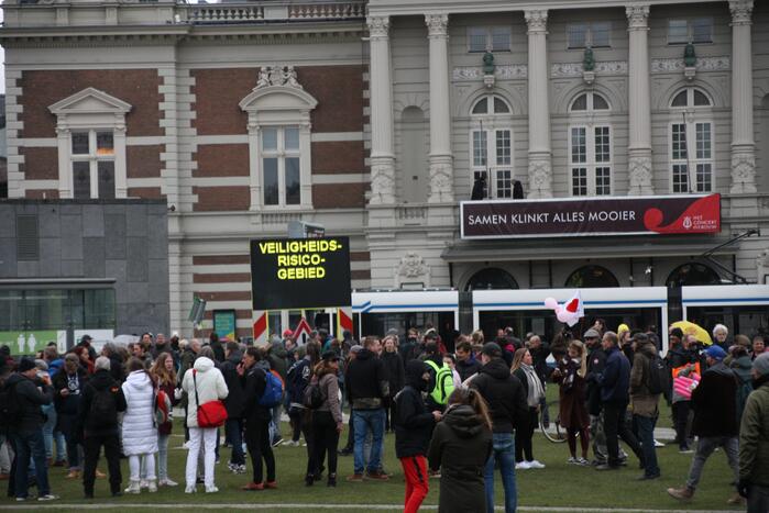 Opnieuw verzamelen demonstranten zich op het Museumplein